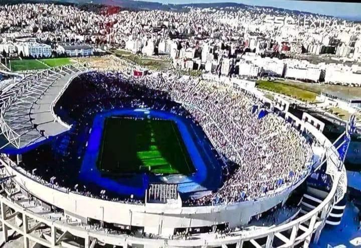 Familial En Face Le Stade Ibn Batouta